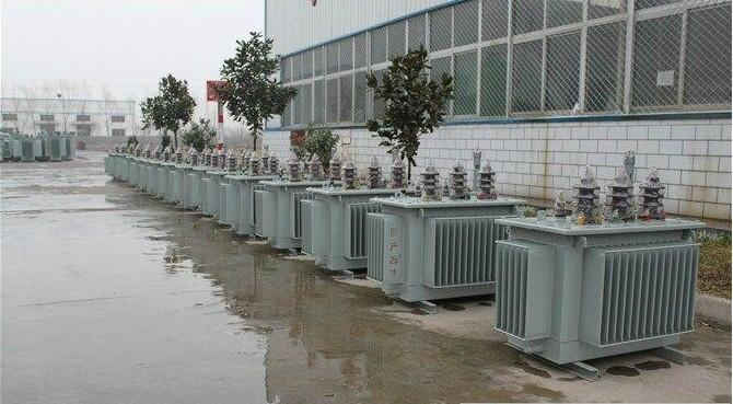 油浸式變壓器的保養(yǎng)如何去做？預(yù)防滲漏油：油浸式變壓器在油箱內(nèi)充滿變壓器油，裝配中依靠緊固件對(duì)耐油橡膠元件加壓而密封。